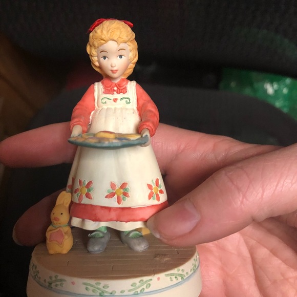 1998 Hallmark “A Spoonful of Stars” Figurine- 521 $20 or $15 w/offer - Picture 3 of 3